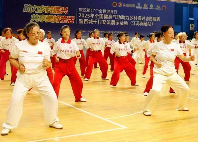 其中足球场, 南通, 生实事建设 其中足球场, 南通, 生实事建设